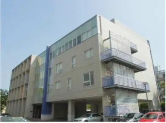 図 3 大阪大学異方性カスタム設計・AM 研究開発    センターの外観 図 2 異方性カスタム製品の事業化、進化する拠点    の構築 図 1 材質・形状パラメータ同時制御による異方性・   カスタムの実現 構築し、世界に先駆けた異方性カスタム市場の開拓、加えて、関西発の新ものづくり手法を日本、さらには世界に発信することを目的としている。具体的には、最適化デライト設計を上流概念とし、付加製造（三次元積層造形）を用い、これまで困難とされていた材質・形状パラメータを異方性エンジンにより同時制御することで、「高