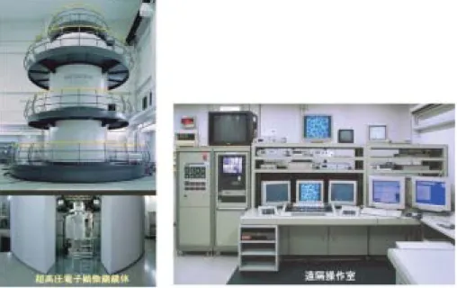 図 2 − 1 超高圧電子顕微鏡（左）と、遠隔操作室（右） 図 2 − 2 トモグラフィー断層観察による象牙質 - ボンディング層 - レジンの界面（× 5000） − 80 −生 産 と 技 術  第62巻 第２号（2010） 図 3 − 2 コラーゲン線維内の架橋構造。      枠内が架橋構造と思われる部位を示す。図 3 − 1 象牙質内のコラーゲン線維の断面像。     無数のコラーゲン分子が絡み合って太いコラーゲン     線維を構成しているのがわかる。（× 75000）