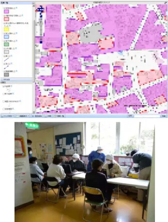 図 2  大槌町の罹災証明書発行支援システムの e コ ミマップ画面(上)と発行の様子(下)。    サンプル画面を図 2 に示した。前述したように、 e コミマップは基本機能である地図閲覧機能および 属性検索機能のみで運用が可能だった。そのため、 環境のセットアップとデータ登録のみのため、一週 間程度で準備が完了し、事前に予定していた 4 月 27 日に罹災証明書の発行を開始できた。実運用の 際は貸与した 8 台のノートパソコンを使用し、申請 窓口は支援に入った自治体の職員が行った。  3.3 釜石市の瓦