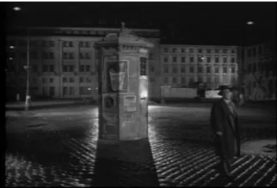 図 4-16 “フィクショナル”のライティング例２（ 「第三の男 (London Film，1949)」より）  図 4-17 は「第三の男」で全ての真相を知った主人公が，下水道の奥に隠れ潜む親友の元 に最後の決着をつけにいくショットである．暗く長いトンネルの雰囲気を出す光（ナチュ ラル）を当てる事によってショットの環境を演出し，トンネルの奥から差し込む光によっ てその先に待つ真相と，そこに向かって歩いていく主人公が演出されている．  図 4-17 “フィクショナル”のライティング例３  （ 「第三の男  