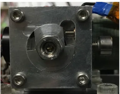 図 2.13 フィルターの角度を調整するための部品：この写真は、図 2.7 の写真を横から見たものに相当する。