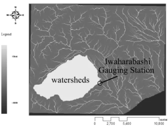 図 - 1 研究対象流域周辺の流路集積数データ 方向が 2 つ以上または平坦地のために複数存在す る地点における処理方法である 3) ．窪地の処理は， 窪地を周囲の画素より高くなるように埋めていく 方法を採用した．また，落水方向が複数ある場合 には，より水理学的に自然な落水方向が決定でき るように乱数を発生させて決定させる方法ではな く，近傍画素を拡大して処理する方法を採用した． 落水方向が複数選択された場合には，複数選択さ れた画素を注目画素とした近傍 3 × 3 画素の標高 値を重み付けをし，その平均値