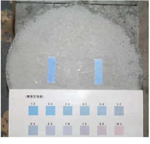 図 2 乾燥度試験紙の色の評価方法 1) 図 3 皮剥式剥離接着強さ試験器  恒温恒湿室（20℃， R.H.60%）に静置し，表 2 に示す条件でコテ押えを施した。 コテ押えは， 建設現場で経験的に判断されている押え程度 として，①雑に行ったもの，②標準的に行っ たもの，③多少多めに行ったもの，④やりす ぎたものの 4 段階を設けた。コテ押えの方法 は，打設直後に木ゴテを用いてコンクリート を均した後，表 2 に示す時間に大きさの異な る 2 つの金ゴテを用いて押えを施した。  コテ押えが終了した後，材齢 
