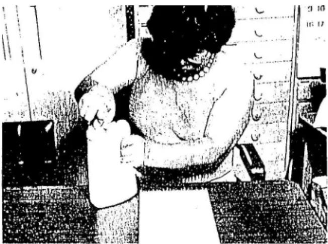 Fig.  3  Actual  exampl e  o f  one-handed  openin g  oper at ion 
