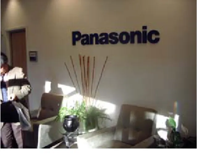 図 3.2 - 9  Panasonic Hollywood Laboratory  の正面入口 