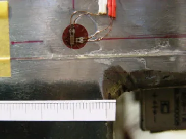 図 3.7‑1 及 び 表 3.7‑1 に 示 した ラ ン ダ ム 荷 重 条 件 で疲 労 試 験を 実施 した 。疲 労 試 験 中 は、 目視 に よ る き 裂の 発 生 有 無 を確 認し た。そ の結 果、48,000 サ イ ク ル ま で は、溶 接三 重 点 部 にき 裂は 確認 で き なか っ た 。し か し な が ら 、50,000 サ イ ク ル に達 し た と き に図 3.8‑2 に 示 す よ う な 溶接 三 重 点に 疲労 き裂 が見 つ か っ た 。ま た、 