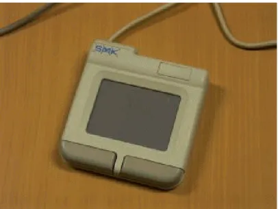 図 4: 入力用マウスパッド 教育用システムが利用できるようにして欲しいという要求でした． 訓練とのバランス 主治医及びリハビリ医から，現在学生の行っているリハビリの目的は現状維持を目指しているものだ という説明がありました．あまりに過度な補助を行うと，本人にはかえって良くないことになりかねな いとのことで，訓練とのバランスを考慮して欲しいという要求と，リハビリを兼ね，少しでも身体を動 かさなければならない環境にして欲しいという要求がありました． ハンディキャップ面からの要求項目を表 3 にまとめます． 表