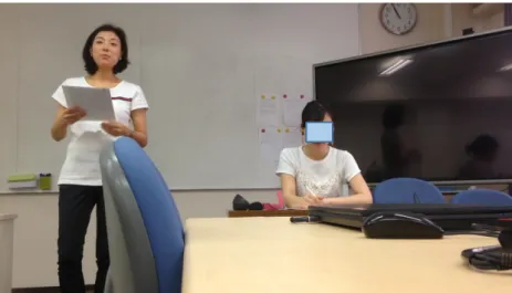 図 1  講師（左側）によるスピーチの逐次通訳演習の様子  学生 A の授業後の感想 ・沈 黙 が長 くて聞 き手 が不 安 になる。もっと詳 しく下 調 べをしていたら、少 しは違 ったかなと思 う。聞きながらメモを取っていると聞き逃してしまい、沈黙が生まれるので（聞きながらメモを取る ことに）慣れる必要がある。  ・日本語が幼稚 ・不安感とか感情が表れすぎている ・事前にもらった glossary  や新聞記事にないことを言われた瞬間、焦り、訳しミスをする。  上記の感想には、授業中の講師のフィードバッ