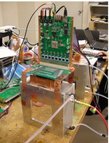 図 4  開発した検出器システムの写真。下部の四角い箱の部分が GEM が内蔵されている検出器本体で，上部に読み出し電子回路が 設置されている。     図 5  中性子検出器の GEM や読み出し基板の配置。    最終段に増幅を担う一般的に使われている GEM がセッ トされていて(図 5 では 1 枚であるが，必要に応じて複数枚 使用する場合もある)，一番下にはアノードとなるストリッ プパターンが配置されている読み出し基板が組み込まれて いる。カソードプレートに最も高い負の高電圧を印加し， 読み出し基