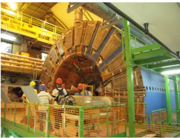 図 6：LHCb + Delphi + CAST の見学の様子     また，用意されているものとは別に，自身で見学ツアーを 企画してしまう行動的な Summer Student もいました。  見学では，巨大な実験装置やそれを動かすための大きな クレーン，そしてそれらを収める数階建て分はあるであろ う建物に囲まれ，全周約 30 km という大きさ世界一の加速 器のスケールを実感しました。 Workshop では，コンピュー タを用いずに高次のファインマンダイアグラムを書こうと すると，とても大変であること
