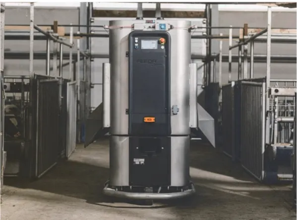 図 5-2   牛舎内移動中の FEEDR ®  Feeding robot 