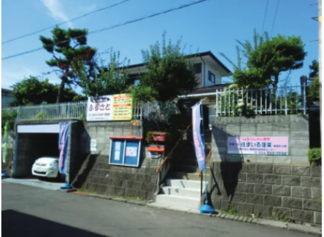 図 5 のような形となる地区が半数を占めている。 ニュータウンは子育て世帯の入居が想定されるた め、入居当初は 30～40 代と 10 代の前後に二つの ピークがあるＭ字型の人口構成グラフになるが、 子世代の転出後、新たな転入が進まない場合に多 くの世帯がエンプティネスト化してしまうため、 当初入居の親世代がピークのままスライドしてい き、65 歳を超えると統計上突然に高齢化率が上昇 することとなる。    なお、特に人口・世帯減少が激しいこれらの地 区に限らず、多くのニュータウンにおいて当初入 居者は居住