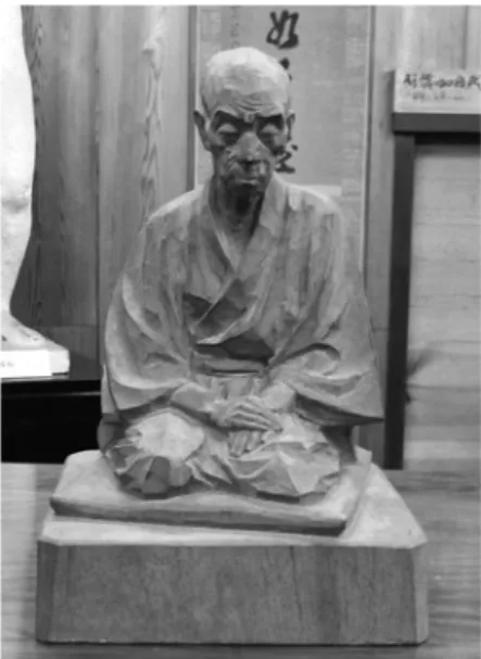 図 4 　藤村木像（二）　1951年より　東京藝術大学所蔵全高 45.2cm 図 3 　藤村木像（二）原型　石膏　木曽教育会所蔵全高41.8cm図 2 　藤村木像（一）　1959　檜　木曽教育会所蔵全高47.5cmの最小限の制作工程には，最も本質的な芸術の原理が機能していると考えられ，その再現は，芸術創造の仕組みを浮かび上がらせることになるはずである．2.「島崎藤村先生像」制作事業について　「島崎藤村先生像」は，最晩年の島崎藤村を直接取材した《藤村先生像試作》（図 1 ，1943，木彫第一作目石膏原型）に始
