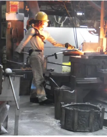 図 3.5  Ａ作業場における作業状況    Ａ作業場は、作業者のばく露濃度が、管理濃度より低い。また、作業者のばく露濃度変 動（10 分間移動平均値）がどの時間帯でも管理濃度を超えていないので、新たに、防じん 対策を行う必要のない作業場であった。  3.3.2  Ｂ作業場における土石又は鉱石投入作業    Ｂ作業場における、作業者のばく露濃度の測定結果を表 3.2 に、また、濃度変動のグラフ を図 3.6 に、その 10 分間移動平均値の変動を図 3.7 に、測定中の作業風景を図 3.8 に示す。 なお、