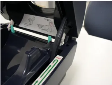 図 2  トップカバーが完全に開かれ、閉じる準備が完了 図 3  両手でトップカバー閉じる 5.  カバーは無理やり押し込まない。 トップカバーが停止位置で固定されているかどうか分からない 場合は、トップカバーを押して閉じないでください。トップカバーの故障の原因になります。 もう 1 度トップカバーを最大の角度まで開いてから、トップカバーを閉じてください。 両手でトップカバー を押して、閉じてください。