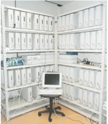 図 1.3: 東工大 松岡研 クラスタ • 東京大学 喜連川研 ATM クラスタ http://www.tkl.iis.u-tokyo.ac.jp/Kilab/Research/NEDO-100/index-j.html このクラスタの CPU の速度は位まではそれほどでもなくなりましたが，ATM 接続されており， 特徴的です． 図 1.4: 東大 喜連川研 クラスタ • 青山学院大学 Aoyama+ http://www.phys.aoyama.ac.jp/ aoyama+/ PC クラスタのブームを作っ