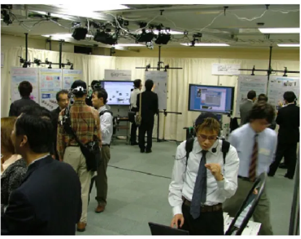 図 4 展示会場における使用イメージ  5.  音声記録  発話行為は、その有意性が比較的明確であり、体験記録においてはもっとも重要なインタラクションモダリティ と言える。しかし、複数人が同時対話可能な開かれた環境では、複数音声の分離や相槌など小声の記録が困 難といった観測上の問題と、話し手に対して聞き手となる対象が明確ではないといった解釈上の問題がある。  観測上の問題に対しては、音声記録用の説話マイクと同時に、咽喉装着型の声帯振動を記録するスロートマ イクを使い、発話者個人を特定する。スロートマイクから