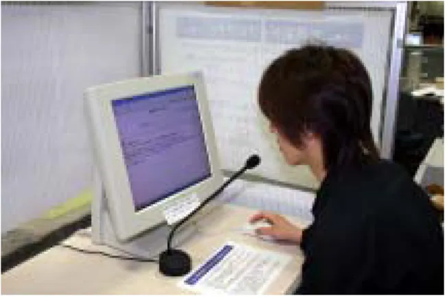 図 7 試験運用中のシステムの利用風景  京都大学学術情報メディアセン ターでの試験運用 本システムは，京都大学学術情報メディアセンター のオープンスペースラボにおいて，教育用計算機を 利用する一般学生を対象として試験運用を開始して いる : 図 < ．運用に先立って，センターの  # にヒ アリングを行った結果，メールシステム等の教育用 計算機システムに関する質問が多いことがわかった． そのため，メデ ィアセンター固有の質問に対応でき るように，一般利用者向けに用意されている「よく ある質問とその答