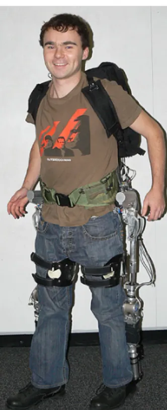 図 5  MIT が開発した下半身用パワードスーツ  (4)  自律走行車  現行の無人航空機 (UAV)や無人地上車両(UGV)の多くは、原則的に遠隔操作によって 走行している。しかし、主だった研究開発プログラムでは、さまざまなレベルの自律 走行車の開発が進められている。 2006～2007 年の間に自律走行車の研究には進歩があ ったと考えられるが、多くの場合、この分野の研究開発は、当然のことながら秘密に 進められる。 ここ数年間のロボットカーの成長ぶりについては、 10 月末～11 月冒頭にかけて行わ 