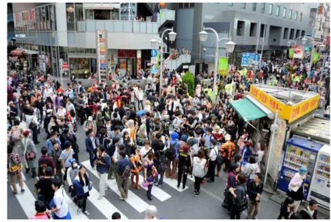 図  11  「池袋ハロウィンコスプレフェス 2014」で賑わう路上の様子（筆者撮影）    二日間のイベント期間を通じて、約 1 万人のコスプレイヤーを含む 5 万 2000 人が来場 し、ニコニコ動画を通じて放送されたイベントの様子は 25 万 6212 人が視聴した 101 。先に も述べたが豊島区が全面的に協力しているため、豊島区としての公認のイベントとなって いる。そのことは、後に見ていく通り、豊島区国際アート・カルチャー都市構想の中でも 同イベントが言及されていることからも分かる。なお、池袋ハロ