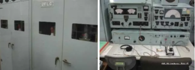 図 3-3 の機器。COSPAS/SARSAT 捜索救難システムに用いられ る遭難救助用ブイである。  遭難の際、このブイのスイッチを入れるか、沈没の場合は水圧 (4m 以上の水圧)を感知すると本体が自動的に離脱浮揚し電波が発 射される。    送信機は 406MHz 帯（およびホーミング用の 121.5 MHz）の電 波を自動発射し、COSPAS/SARSAT 衛星は、その電波を受信して 1.5GHz で、地上局(LUT)に向けて送る。LUT にて解読された EPIRB の位置を含む情報は、救難調整センタ