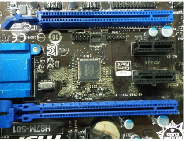 図 6  PCI-Express スロットへの泥の侵入 図は、被災した PC の PCI-Express スロット回りを示している。上から PCI-Express x16 スロット、 PCI-Express x1 スロット 2 本、 最も下が PCI-Express x16 スロットであ る。このいずれのスロットにも内側に泥が侵入していた。また、図では、 マザーボー ド上の泥も確認できる。復旧作業においては、図中最下部のリチウム電池を外し、ブ ラシを使って基板上を洗浄した。また、 PCI-Express ス