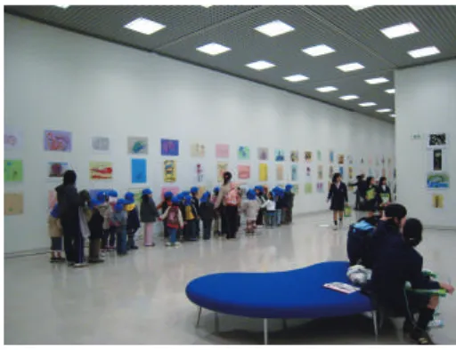 図 21　島根県保育所（園） ・幼稚園造形教 育研究会主催　作品展の様子同研究会の、子供の絵を「みる」主要な研修の機会提供となっている。これは、参加保育者にとっての研修に留まらず、筆者を含めた審査員（毎回15名程度）の「みる力」を錬磨する場でもある。2018年度に第14回を迎えたが、その間に、子供の絵を「みる」審査員が次々と育っている。また、近年は、島根県の小中学校の指導主事、他大学の教授、他 県からの視察が相次いでいる。 作品展は、毎年、島根県立美術館ギャラ リーで開催する（図 21） 。県内最大の会場で