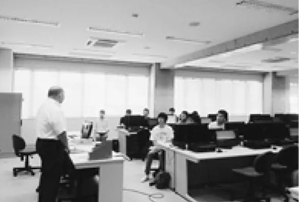 図 クライアントによる発注コンセプトの詳解生が，全員を前にして自分の考えを情熱的に述べるプレゼンタイムから始めた。学生 名が挙手し，彼らは小テーマが何で，何故そうしたか，どのような構成にするのかなどを述べた。そして，自分の考えに賛同し，一緒に実施してくれる仲間を募集した。説明を聴いた学生は，どのテーマが自分にあっているか，またどの説明に心を惹かれたかによって，それぞれがひとつの小テーマを選んだ。賛同者のいたテーマの提案者は，その賛同者をメンバーにしてチームを結成し，そのリーダーとなる。リーダーは，集まったメ