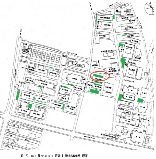 図 5 電気通信大学キャンパス駐輪場マップ ( 緑塗色部は駐輪場，赤丸部は調査地点の東 2 号館前駐輪場を示す ) 7. 調査結果と考察 駐輪台数と放置駐輪台数の時間的変化を調べた．放置自 転車と駐輪の関係性を調べるために，この時間推移データ をもとに駐輪総台数（横軸）と放置駐輪台数（縦軸）の散 布図に表し，その相関関係の強さを調べた．この散布図を システム運用前・運用中・運用後の各期間にごとに表し， それぞれの期間の駐輪規範の傾向の差異を調べた． 7.1 駐輪台数と放置駐輪台数の推移 追跡情報システムの運