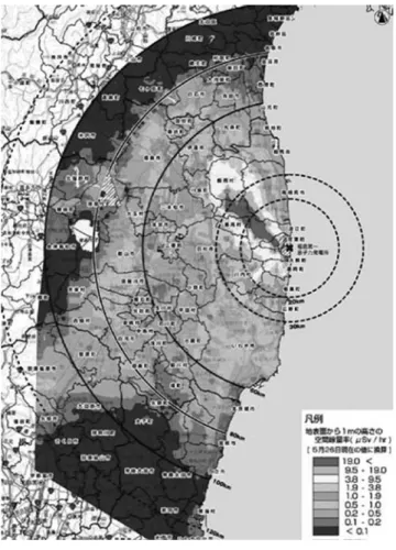 図 ２ ）福島県の放射能汚染地図（ 2011 年 ６ 月公表） 出所）『毎日新聞』 2011 年 ６ 月 16 日 23 時 57 分（最終更新 ６ 月 17 日 ０ 時 11 分） http://mainichi.jp/select/jiken/news/ 20110617 k 0000 m 040123000 c.html  福島原発事故発生の直後は、事故原発周辺 ３ キロメートル圏内の住民の避難 指示が出され、次に 10 キロメートル圏内、最後には 20 キロメートル圏内の住民 の避難指示が出されたが