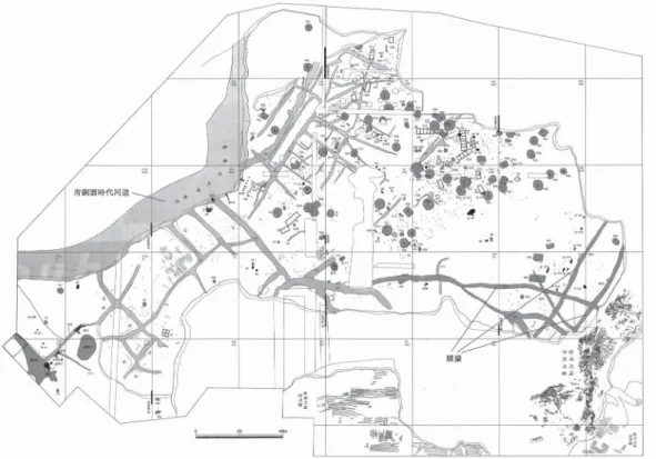 図 6 大邱圏の東川洞遺跡 多数の住居址，墓群，竪穴，耕作遺構などと組み合って環濠が造営されている。晋州大坪里遺跡の環濠の場合，その内側に木柵が設置されている。 大邱圏は，洛東江の支流たる琴湖江の流域と，密陽江の流域（清道地域）が該当する。この地域においても，環濠は平野部で確認されている。大泉洞遺跡の環濠はやや弧状を呈する「一」字形でD 型に属する。環濠周辺の比較的広い範囲において発掘調査がなされたが，環濠の全貌を把握するには至っていない。その他の環濠はいずれも E 型であり，大邱や清道地域では完全に一周す