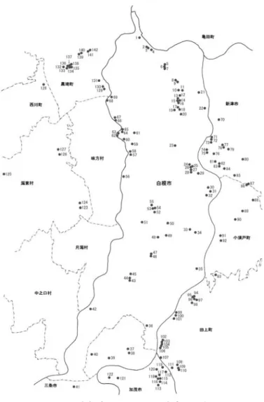 図 6 白根市とその周辺の水倉の分布 図 7 土壁に間隔の狭い柱が露出し た「信濃倉」  水倉番号 57 白根市保坂 2003 年 5 月 21 日撮影 能登瓦を載せた置き屋根は越後平野の 倉の典型。平屋造りのこの水倉は，道路 から 1.8 ｍ，母屋からも 1.8m の高さで 盛り土と石積みがされており，コンク リート擁壁の土留めを備えている。