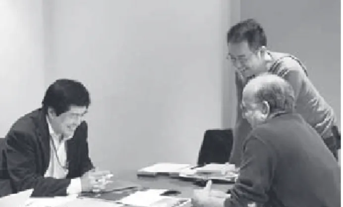 図 -1　堀井教授 （左） ，田村氏 （中央）と ID・Vijay Kumar 教授 （右）