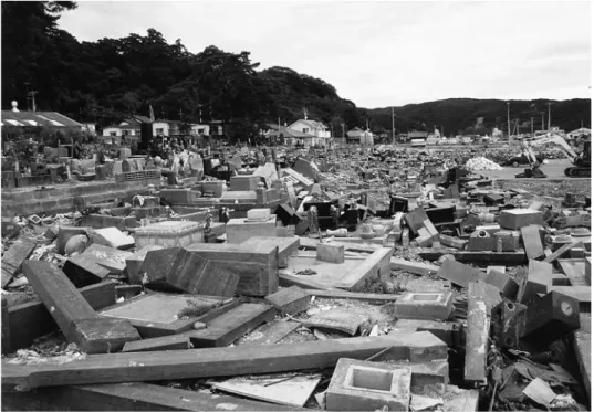 図 8　津波被害を受けた墓地。石巻市南浜町。