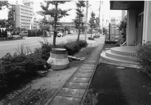 図 12　宮城県大崎市古川。古川駅前の最大のマンホールの浮き上がり，高さ約 40cm。