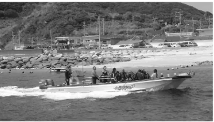 Fig. 4   The staff of a diving guide shop take leisure  divers to the diving point by their diving boat  (Photo by the author, August 2007)