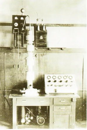 図 1　日本電子の電子顕微鏡初号機 DA-1充てていた． 　試作品製作に当り，問題になったのはレンズ方式であった．静電界で電子線を偏向させる電界型と磁界によるローレンツ力で電子線を曲げる磁界型がある．まず，製作が比較的容易で実績のあった電界型を 1946 年 10 月に選んだ．ところが，1947 年 5 月に出来上がった試作機では高圧電源の安定性が悪く，電界レンズの性能不足で電子線が結像しなかった．今にして思えば，その後，電界型電子顕微鏡で先行していたドイツの AEG 社，アメリカの GE 社，日本の東芝が