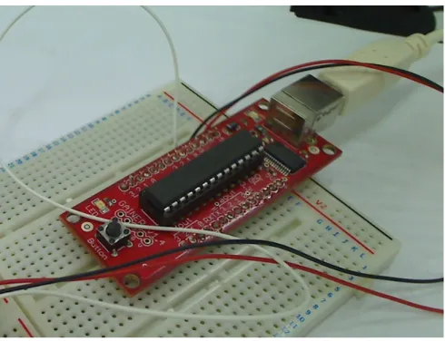 図 3.5: I/O モジュール 3.3 曲げセンサによる 3D モデルのハサミの開閉 現実世界のハサミの手で持つ部分に、曲げセンサをとりつけハサミの開閉角を GAINER を介して取得した。曲げセンサは曲がり具合に応じて電気抵抗が変わる 仕組みになっている。曲げセンサを伸ばした状態の抵抗値は約 10kΩ で、曲げると 徐々に抵抗が増えていき 90 ◦ 曲がった時の抵抗は約 40kΩ となる。そこでハサミの 開閉角の最大を 90 ◦ とし、曲げセンサを伸ばした状態で 90 ◦ に曲げたハサミの手で 持つ部分