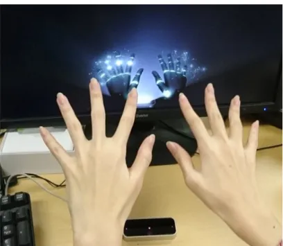 図 3.2 実際に Leap Motion を使用する様子 3.3 砂の作成 砂の作成について述べる。実装するシステムは立体空間を想定し、キャンパスを斜め下に見下 ろす様子を想定する。その立体空間内に多数の点を描画し 1 つ 1 つを砂に見立てることで、撒か れている砂を表現する。最初のキャンパスが真っ白だと、 1 度砂を撒く手間がかかり、また、撒く 砂の量が多すぎた場合に処理が遅くなってしまうため、砂は最初から一定数撒いてあるものとす る。描画する砂の初期位置については、描画する立体空間を (x, y, 