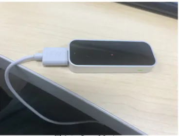 図 3.1 LeapMotion 図 3.2 認識の様子 3.1.2 Unity について Unity とは総合開発環境を内蔵し、複数のプラットフォームに対応したゲームエンジンの 1 つ である。本研究ではこのゲームエンジンと C 言語、多くのコンピュータ言語の環境をサポートす る LeapMotionSDK[21] を使用し、最適な運指を再現したお手本モデルを参考にしながら、 Leap Motion で認識した手を使いリズムゲームをプレイするシステムを作成した。図 3.3 は Unity に よるシステム