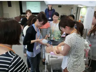 図 3  仙台医療センターNCPR 講習会  実技  図 4  仙台医療センターNCPR 講習会  シナリオ実技  図 5  仙谷医療センターNCPR 講習会  テスト  産婦人科医師 11 名、小児科医師 12 名、産婦人科 病棟・ NICU に在籍する助産師 52 名の計 75 名のう ち、当院での NCPR 講習会開催前から、外部の NCPR 講習会で資格を取得していたのは、産婦人科 医師 3 名、小児科医師 2 名、助産師 17 名の 22 名であった（全体の29％）。3 回の講習会の受講者全員が試