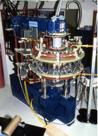 図 21. STOR-1M の全体図 実験 設計を始めて製作完了まで 2 年半を費やした．装置 建設の進捗が遅いと思われていた様だが，きちんと計算 しながら精密に進めていたので，長時間を要した．また， 現在とは異なり，部品を注文しても１ヶ月くらいかかること もあり，その時間も計算に入れて計画的に装置作りを進 める必要があった．実験は一人でできるように図 22 に示 すように制御，計測装置を配置し，効率化を図った．実 験用の机も，スペースが限られていたので，自分で図面 を描き工作室（shop）で作ってもらった