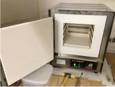 図 2.5 に使用した電気炉、図 2.6 に真空封入した試料を示す。全ての固相反応法の物質 は図 2.5 の電気炉で焼成し、全ての試料は図 2.6 に示すように真空封入した。 