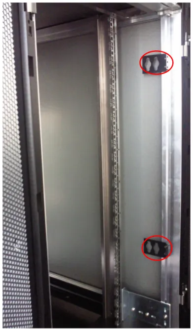 図 8. Bracket toolless Universal RPDU (PDU 取付け金具)取付け写真 注意事項：Bracket toolless Universal RPDU (PDU取付け金具)について