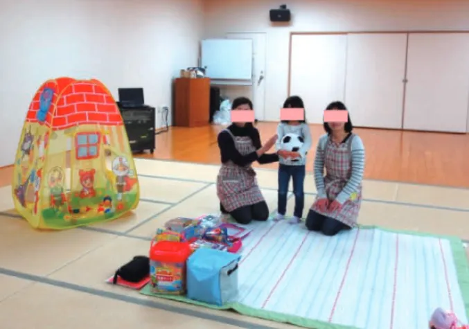 Fig. 1 Childcare  persons  and  a  child  in  the  daycare  nursery  center  at  the  44th  Annual  Meeting  of  the  Japanese  Society  for  Cardiovascular  Surgery  (2014,  Kumamoto)所」「託児サービス」など多くの表現を用いているが，出典に表現されている文言をそのまま用いた．そして，ここでは乳幼児から就学児を一時的に預かる設備