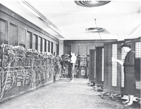 図 3.2: ENIAC コンピュータ（”U.S. Army Photo”, Wikipedia“ENIAC から転載） 13. ☆ オートマトン（自動機械）の理論の研究が始まる。これは情報科学の基礎理論のひとつ1 です。2 1950 年代3 14
