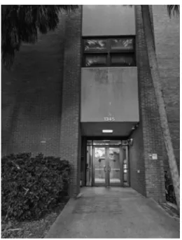 図 8 Department of Physiological Sciences のビルの 入口 of Physiological Sciences （生理科学講座）全体でも（少なくとも私が接した）日本人はおらず，せっかく海外に行ったのに日本語ばかり話している，というようなことはなく，その点に関しては良いトレーニングになったと思います．ラボメンバーの皆さんはとても親切で，私に話しかけてくれるときは理解しやすい英語でゆっくりと話してくれました．こちらからも「それってこういうこと」と何度も聞き返しながら会話を