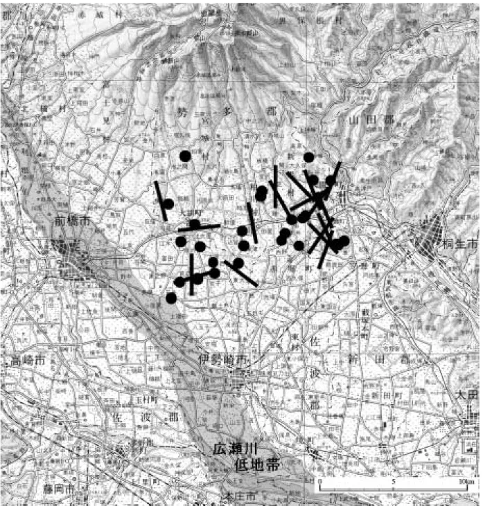 図 2  新里村およびその周辺で平安時代前期の地割れが確認された遺跡．棒の伸びで地割れの方向を示す．●は能登ほか （ 1990 ）が報告した地点．国土地理院発行 20 万分の 1 地勢図｢宇都宮｣を使用した． たのだろう．久留美田遺跡では，地割れを人為に よってすみやかに修復した例が見いだされている． 地割れはしばしば蛇行しているが，それは降雨 時に発生した表面水の流れ込みによって縁が半月 形に浸食されて生じたようにみえる． 等高線に平行に伸びている例が多いことから （図 5 ） ，これらの地割れは重力性の