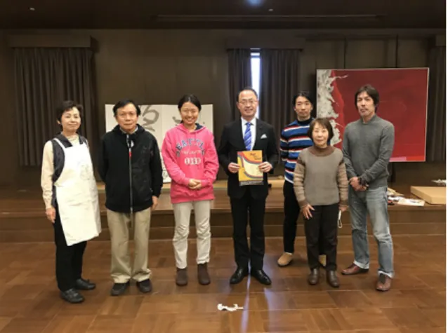 表 1 ：作品展示者一覧 作者名 出身・在籍校 作品名 井出温美  大阪芸術大学短期大学部通信教育部卒業．現在，武 蔵野美術大学通信教育課程在学中．  通信制美大の作品展が有する社会的意義  井上智  大阪芸術大学短期大学部通信教育部卒業．  ディスレクシア  岡島克子 京都造形芸術大学大学院通信教育学部卒業．  猫Ⅰ，猫Ⅱ  木村涼子  武蔵野美術大学通信教育課程在学中．  地方における世代間交流型音楽アート 活動の実践と課題について  黒田学 武蔵野美術短期大学通信教育部卒業．  時の形象  高下雅子 