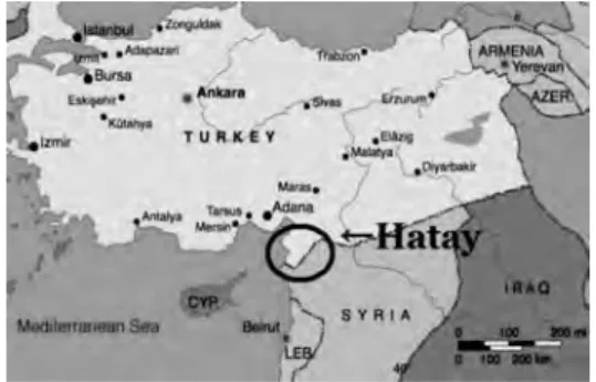 図 2　ハタイ県のトルコ国内位置関係図 出典： https://www.cia.gov/ をもとに筆者作成トルコとシリアどちらに帰属するかという問題で、長らくトルコ－シリア間の緊張関係の原因になっていた（図 2）。県内居住者 のトルコ人の中にはシリアにルーツを持ち、トルコ語に加えてアラビア語を解する者も少なくない。また、シリア国内でも特に激しい戦闘が行われているアレッポ、イドリブなどの都市と距離的に近接していることもあり、最も初期の段階からシリア人が流入してきた地域である。　難民キャンプはハタイ県内に 5 